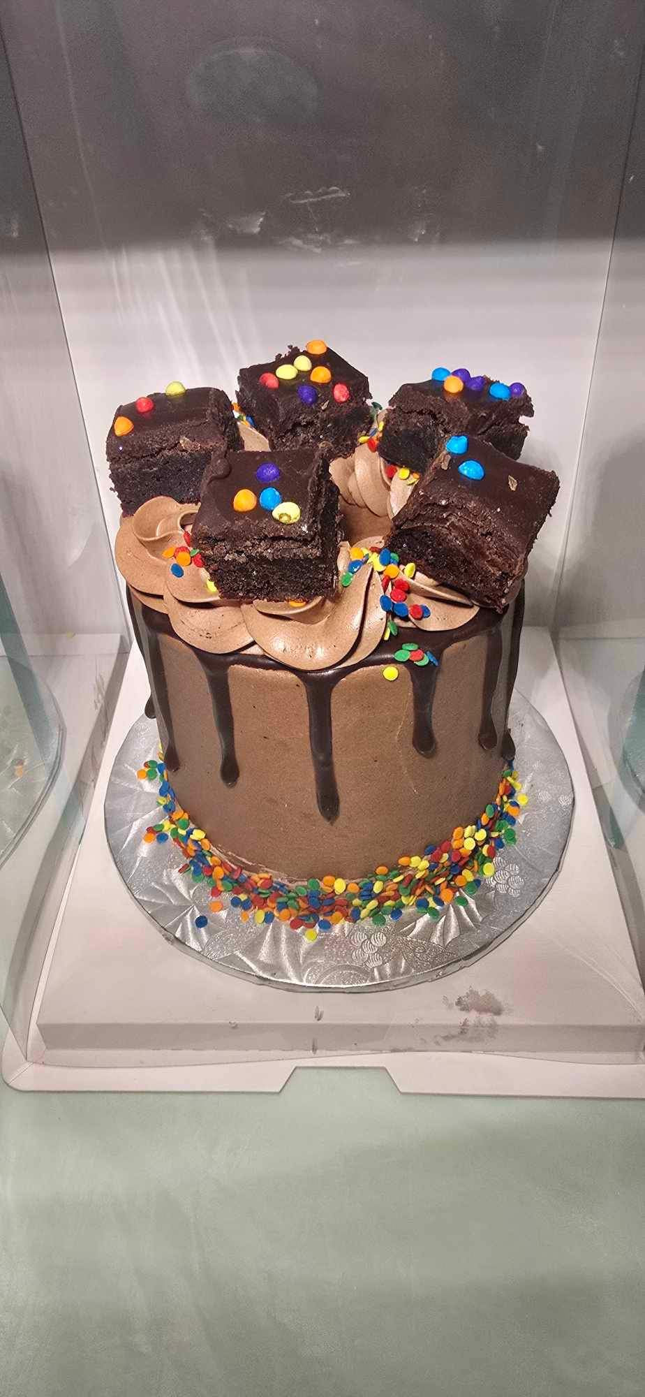 CHOCOLATE VANILLA BROWNIE MINI CAKE